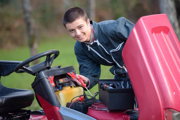Mladý Muž Opravuje Traktor — Stock fotografie