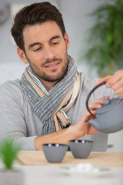 Άνθρωπος Βραστήρα Κάνοντας Τσάι Για Πρωινό Στο Σπίτι Κουζίνα — Φωτογραφία Αρχείου