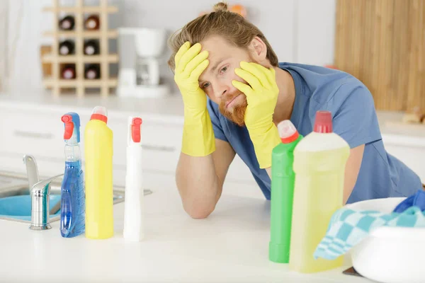 Homem Desmotivado Rodeado Por Produtos Limpeza Doméstica — Fotografia de Stock