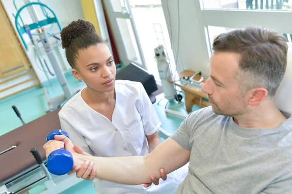 Ein Mann Mit Physiotherapeutin — Stockfoto