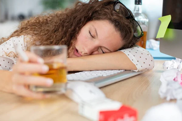 Горизонтальный Портрет Молодой Соблазнительной Женщины Спящей Пьяной — стоковое фото