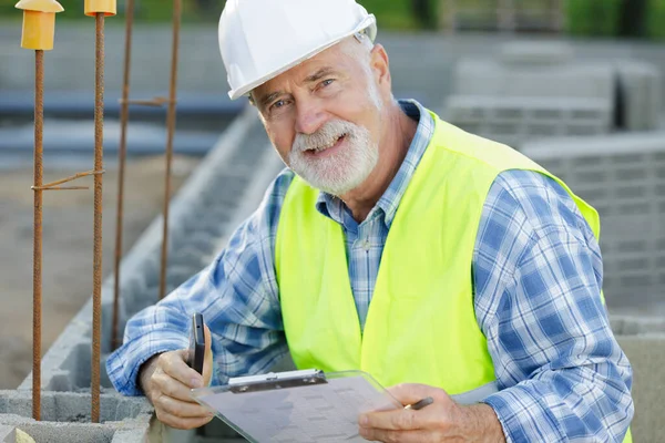 Senior Manlig Civilingenjör Byggarbetsplatsen — Stockfoto