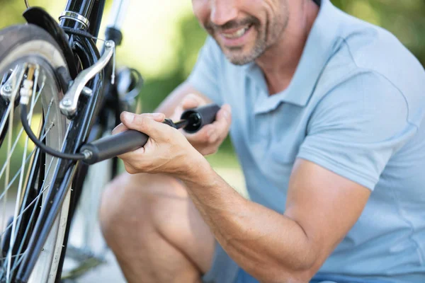 Adam Elleri Dışarıda Bisiklet Tekerleği Pompalıyor — Stok fotoğraf