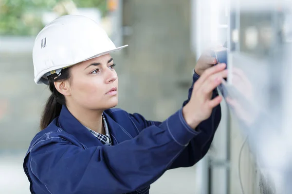 Jovem Mulher Instalando Janela Local Construção — Fotografia de Stock