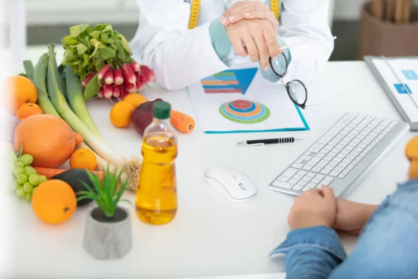 Nutricionista Haciendo Plan Dieta Personalizado Para Paciente — Foto de Stock