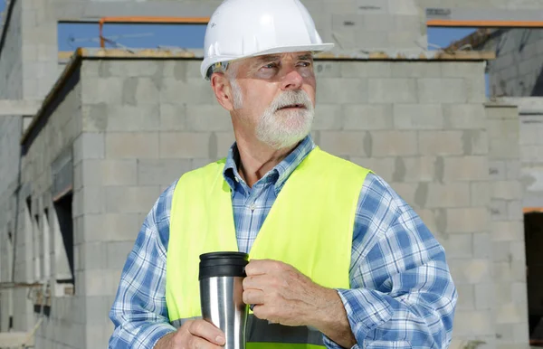 Επαγγελματίας Μηχανικός Ηλικιωμένων Σπίτι Κατασκευαστής Επιστάτης Πίνοντας Ζεστό Καφέ — Φωτογραφία Αρχείου