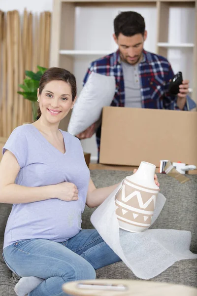 Mujer Embarazada Sonriente Lista Para Moverse — Foto de Stock