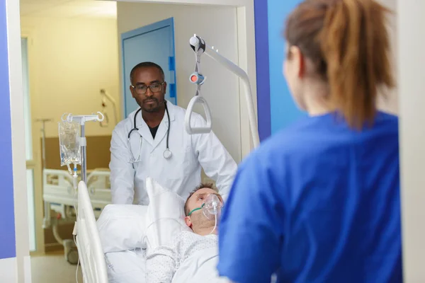 Άντρας Νοσοκόμος Σπρώχνει Φορείο Κρεβάτι Φορείο Στο Διάδρομο Του Νοσοκομείου — Φωτογραφία Αρχείου