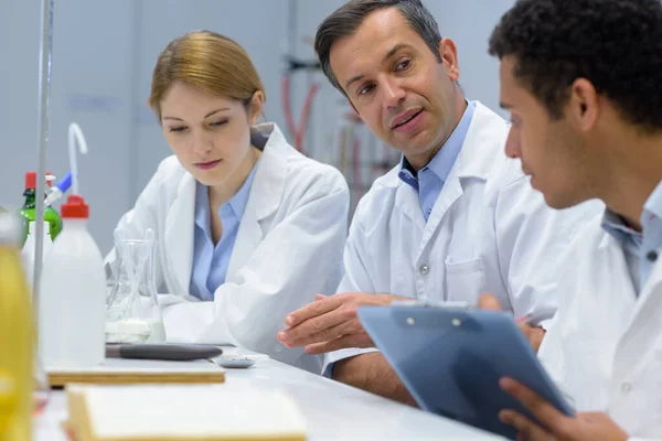 Smart Teacher Younger Scientists — Stock Photo, Image