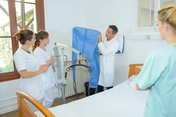 향수병 간호사들은 호이스트 사용법을 배운다 — 스톡 사진