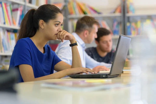 Female Student Using Laptop Looking Worried — Stock Photo, Image