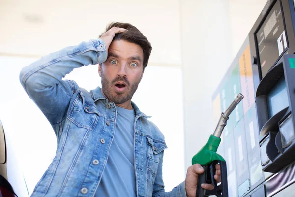 Mann Tankstelle Ist Schockiert Über Spritpreise — Stockfoto