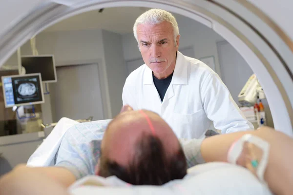 Médico Sexo Masculino Scanner Tomográfico Paciente Hospital — Fotografia de Stock