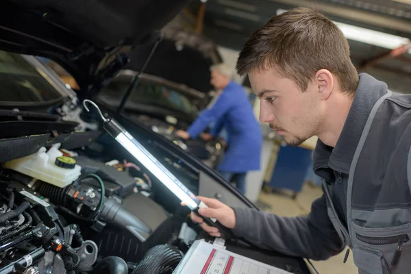 Estudante Com Instrutor Reparar Carro Durante Aprendizagem — Fotografia de Stock