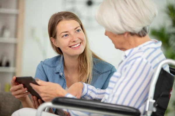 Fiatal Hölgy Idős Nővel Digitális Tablettát Használ — Stock Fotó
