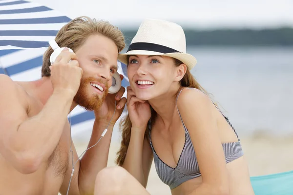 Junges Paar Teilt Sich Kopfhörer Strand — Stockfoto