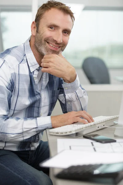 Dorywczy Człowiek Pracuje Komputerze Biurze — Zdjęcie stockowe