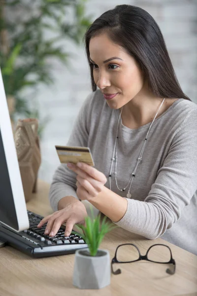 オンラインで購入する女性 ノートパソコンで支払い — ストック写真