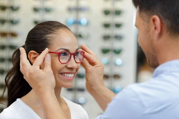Optiker Montering Glasögon Vacker Ung Kvinna — Stockfoto