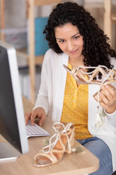 Женщина Помощью Компьютера Покупок Интернете — стоковое фото