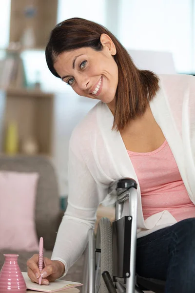 Tekerlekli Sandalyedeki Engelli Kadın — Stok fotoğraf