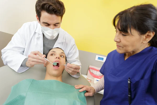 Οδοντίατρος Γιατρός Άνδρας Οδοντίατρο Βοηθός Συμβουλεύεται Ασθενή Γυναίκα — Φωτογραφία Αρχείου