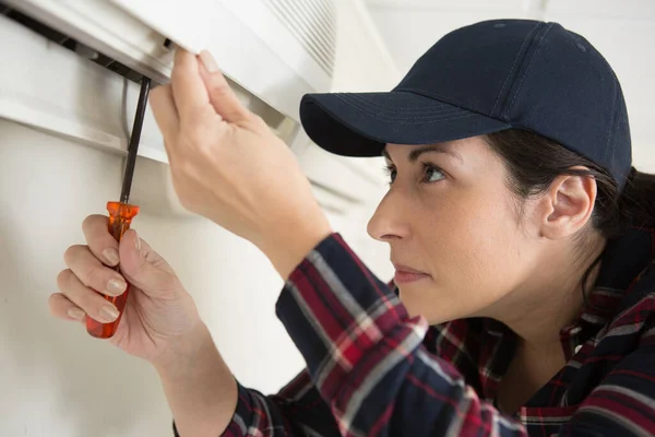 Ingenieurin Repariert Klimaanlage Für Wandbestücker — Stockfoto