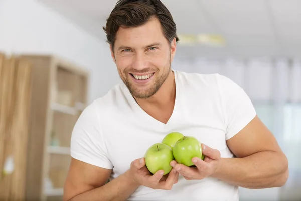 Ein Lächelnder Mann Mit Äpfeln — Stockfoto