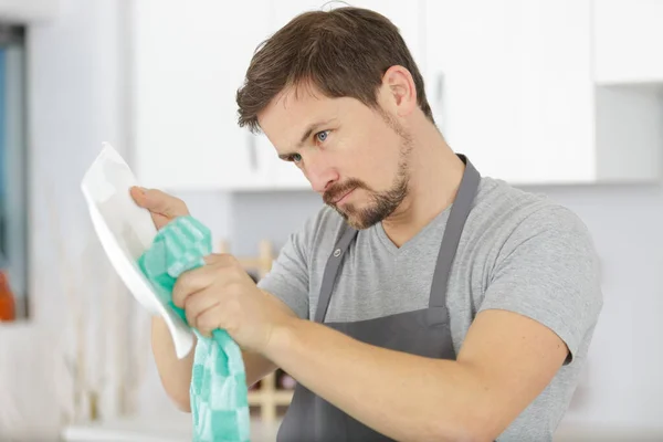 Jeune Homme Ménage Pendant Vaisselle — Photo