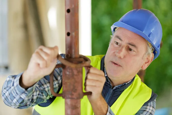 Arbeiter Mit Einem Rostigen Rohr — Stockfoto