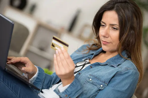 Młoda Kobieta Płaci Kartą Kredytową Internecie — Zdjęcie stockowe