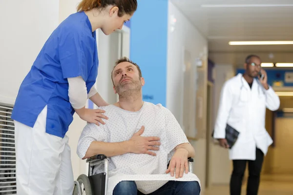 Hombre Discapacitado Silla Ruedas Hablando Con Enfermera —  Fotos de Stock
