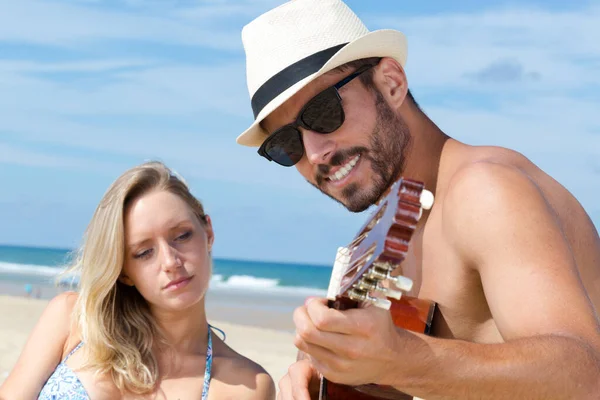 Junges Paar Hat Spaß Und Spielt Gitarre Strand — Stockfoto