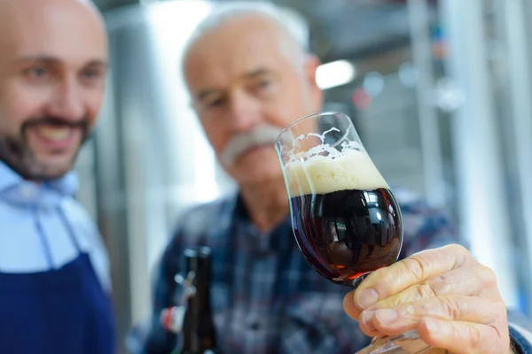 Hombres Cervecería Vidrio Basculante Para Examinar Ale —  Fotos de Stock