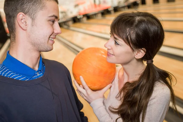 Vackra Par Dating Och Bowling — Stockfoto