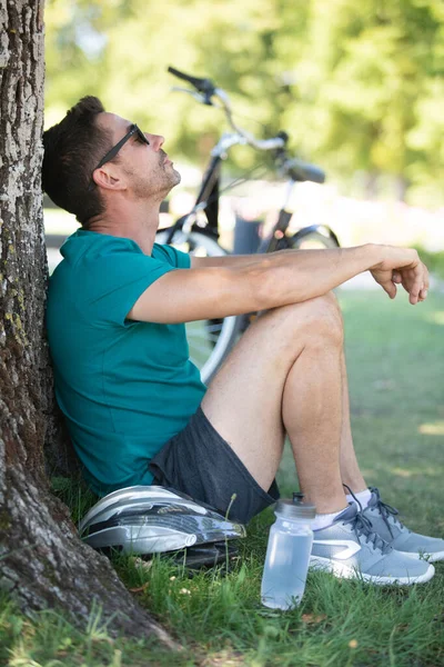 Boldog Férfi Kerékpáros Erdőben — Stock Fotó
