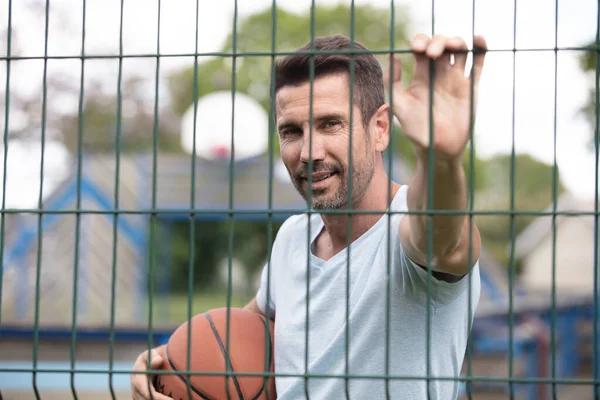 Basketspelare Aktiva Kläder Lutande Mot Staket Planen — Stockfoto