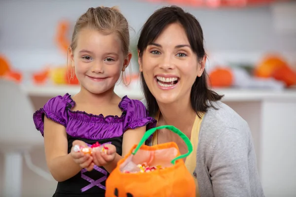 Madre Figlia Sulla Festa Halloween Con Caramelle — Foto Stock