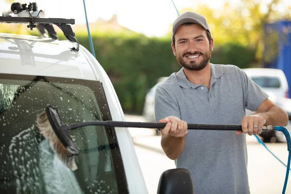 Bearded Employee Cleaning Car Windscreen Car Wash Facility — Stock Photo, Image
