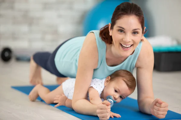 Kadın Erkek Bebek Evde Yerde Egzersiz Yapıyor — Stok fotoğraf