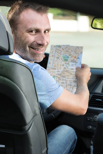 Hombre Feliz Con Mapa Coche —  Fotos de Stock