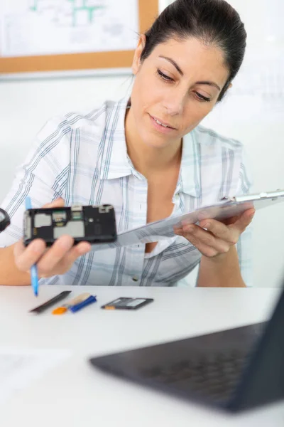エンジニアの女性がコンピュータの修理を — ストック写真