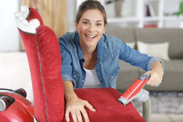 Vrolijk Jong Vrouw Hoovering Sofa Glimlachen — Stockfoto