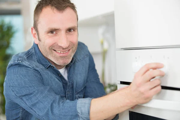 Gelukkig Man Met Behulp Van Een Oven Keuken — Stockfoto