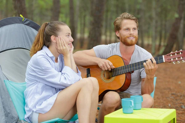 Jovem Casal Turistas Divertindo Tocando Guitarra Acampamento — Fotografia de Stock
