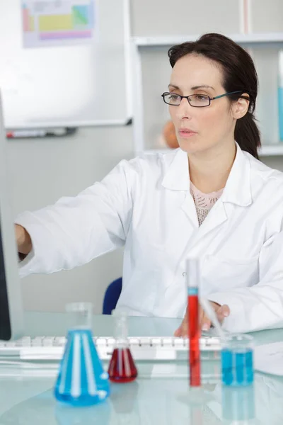 Kobieta Naukowiec Studiuje Płyn Chemiczny Kolbie Laboratoryjnej — Zdjęcie stockowe