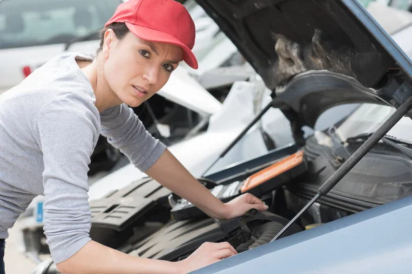 Drukke Vrouwelijke Monteur Werkt Aan Auto Motor Buiten — Stockfoto