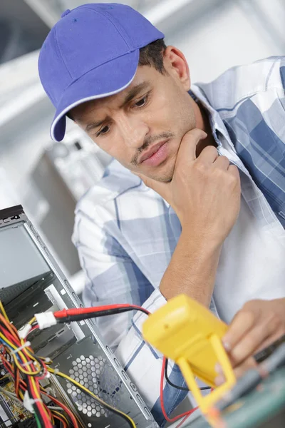 Eletricista Verificando Tensão — Fotografia de Stock