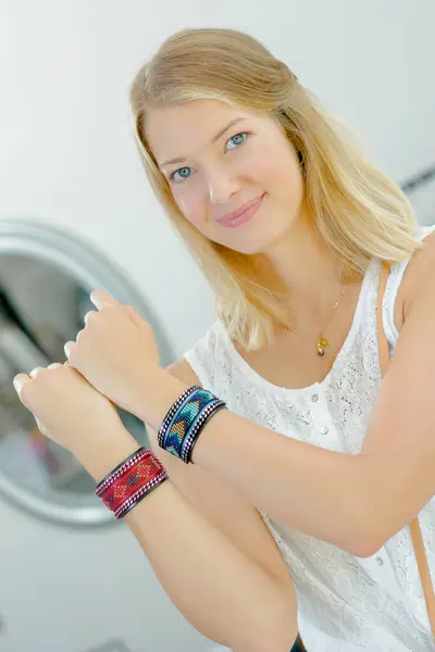 Jonge Vrouw Trots Haar Armbanden — Stockfoto