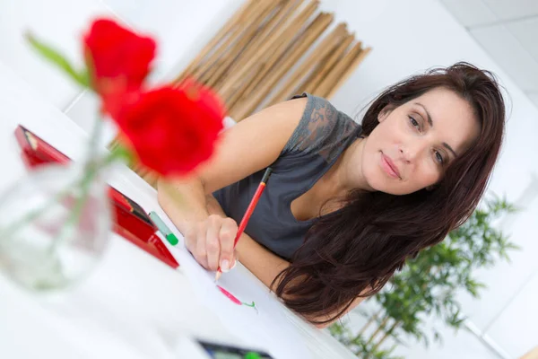 Mulher Copiando Uma Flor Para Desenhar — Fotografia de Stock
